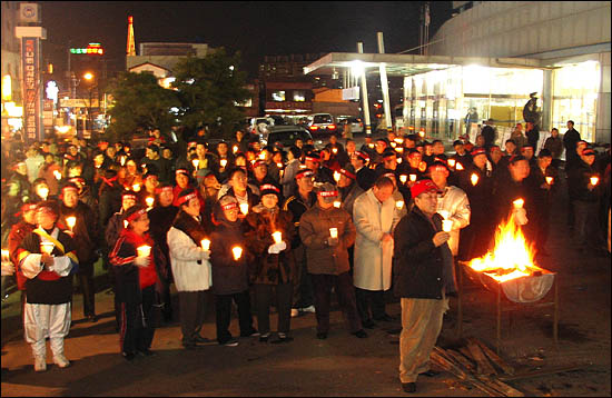  지난 2005년 1월 17일 신행정수도 지속추진을 염원하는 연기군민 촛불집회가 오후 조치원역 광장에서 300여명의 주민들이 참석한 가운데 열렸다.